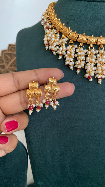 Elegant pearl necklace set