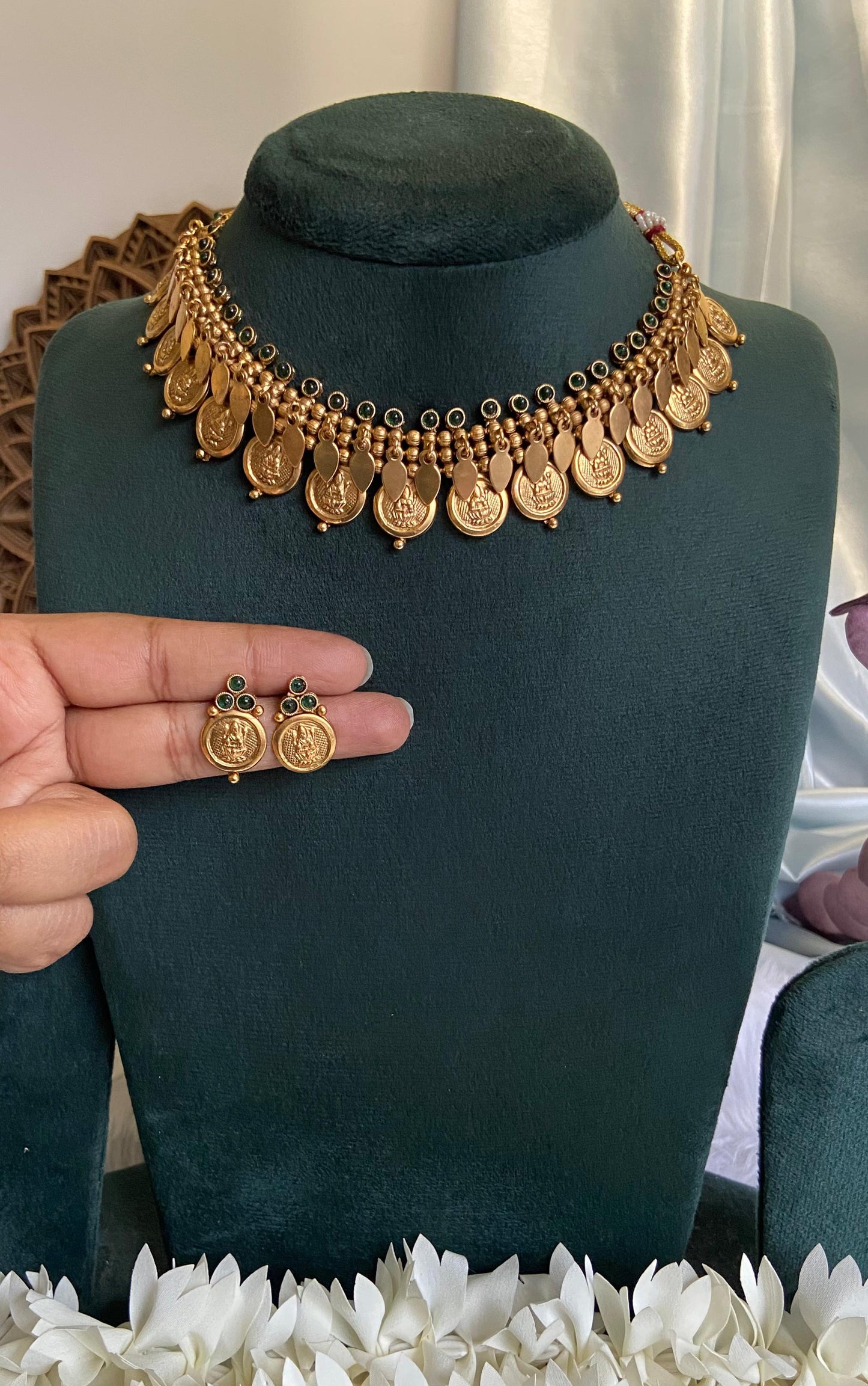 Thara Emerald Elakathali Coin Necklace Set