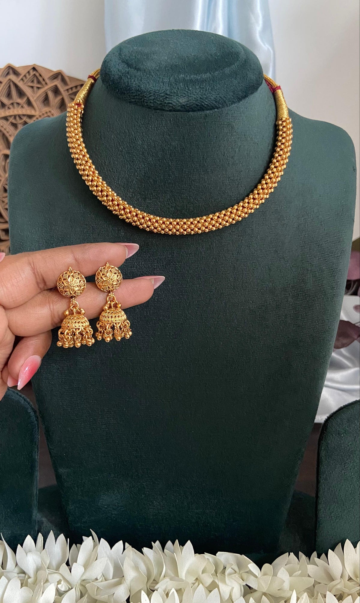 Anvitha Golden Thushi Necklace Set