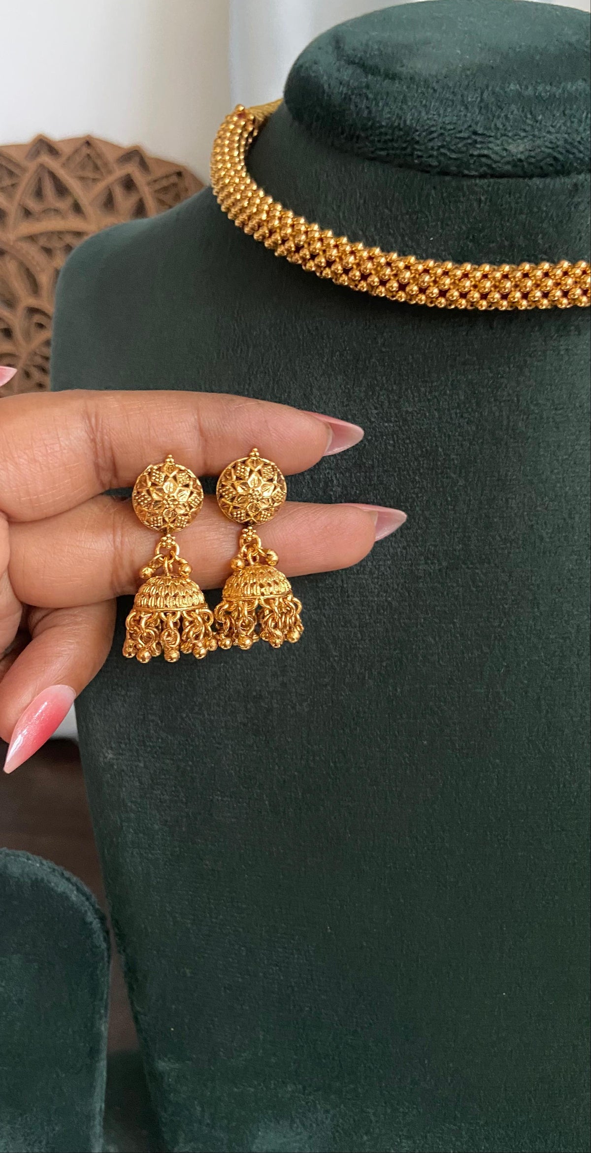 Anvitha Golden Thushi Necklace Set