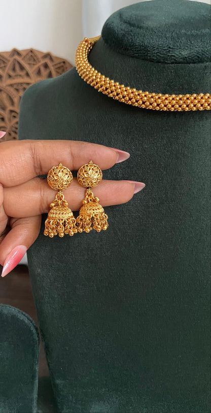 Anvitha Golden Thushi Necklace Set