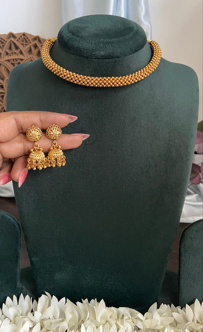 Anvitha Golden Thushi Necklace Set